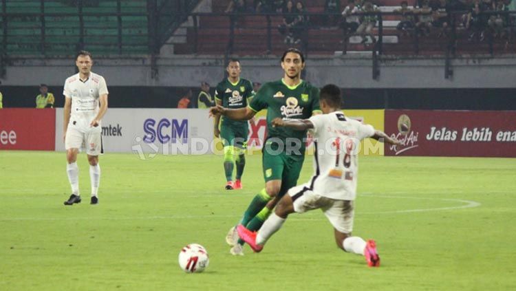 Kompetisi Liga 1 yang berhenti semenjak Maret lalu membuat bintang Persebaya Mahmoud Eid rindu kembai untuk merumput. Copyright: © Fitra Herdian Ariestianto/INDOSPORT