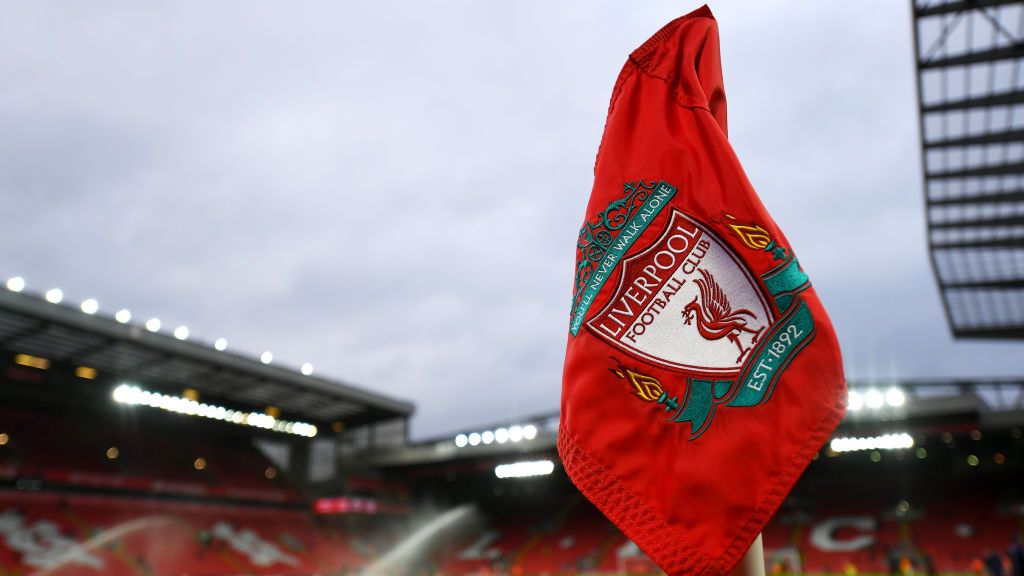 Bendera Liverpool di pinggir lapangan. Copyright: © Mike Hewitt/Getty Images for Tottenham Hotspur FC
