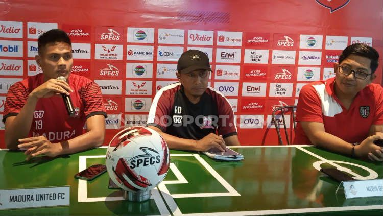 Jumpa pers tim Madura United, diwakili Fachrudin Aryanto (kiri) dan pelatih Rahmad Darmawan (tengah) di Bali United Cafe, Sabtu (14/03/20). Copyright: © Nofik Lukman Hakim/INDOSPORT