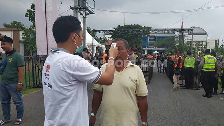 Salah satu pentolan Bonek, Dadang Kosasih, menyambut positif langkah panpel Persebaya Surabaya yang melakukan pengecekan suhu tubuh jelang kontra Persipura. Copyright: &copy; Fitra Herdian/INDOSPORT