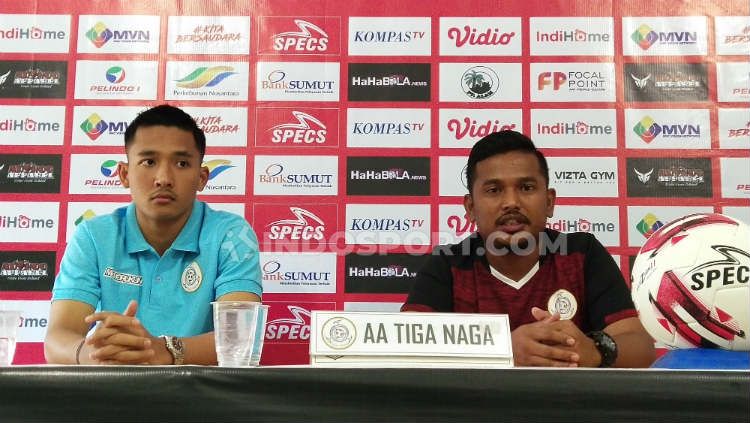 Asisten pelatih AA Tiga Naga, Beni Setiadi (kanan) dan sang pemain, Ghulam Fatkhur Rahman (kiri). Copyright: © Aldi Aulia Anwar/INDOSPORT