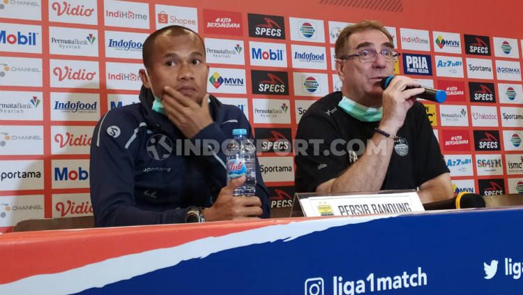 Pelatih Persib Bandung, Robert Rene Alberts (kanan) saat konferensi pers di Graha Persib, Jalan Sulanjana, Kota Bandung, Sabtu (14/03/2020). Copyright: © Arif Rahman/INDOSPORT