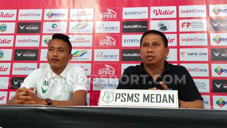 Pelatih PSMS Medan, Philep Hansen (kanan) dan pemainnya, Ari Hermawan (kiri) Copyright: © Aldi Aulia Anwar/INDOSPORT