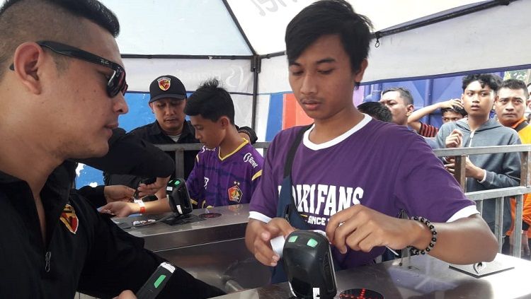 Petugas pintu masuk Std Brawijaya fokus pada pemeriksaan tiket, setelah tidak adanya pemeriksaan kesehatan dalam isu virus corona karena terbatasnya perangkat medis di Stadion Brawijaya. Copyright: © Media Persik Kediri