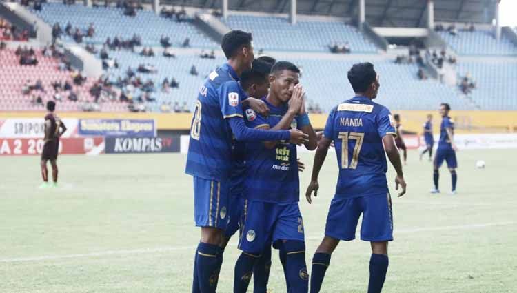 Adanya penalti siluman di laga Sriwijaya FC vs PSS Sleman membuat netizen menuntut Satgas Anti Mafia Bola untuk peka. Copyright: © Media PSIM