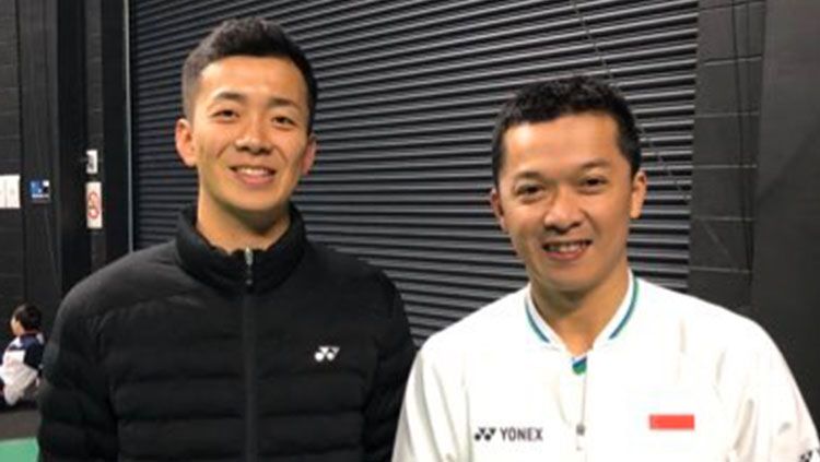 Pebulutangkis asal Jepang, Kenta Nishimoto bukan sekadar panjat sosial (pansos) ketika mengunggah foto bersama legenda Indonesia, Taufik Hidayat. Copyright: © Twitter/kn11ssb