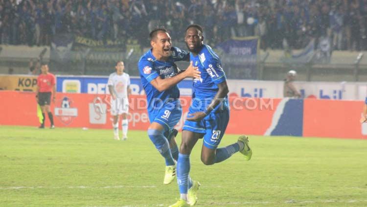 Selebrasi striker Persib Bandung, Geoffrey Castillion. Copyright: © Arif Rahman/INDOSPORT