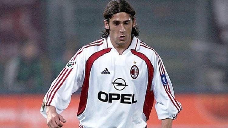 Umit Davala, namanya dahulu tenar sebagai gelandang sayap hebat asal Turki, dan pernah membelot dari AC Milan ke Inter Milan. Apa kabar dirinya? Copyright: © newsmondo.it
