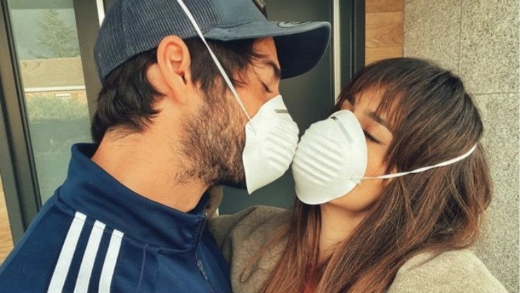 Isco dan pasangannya berbagi ciuman meski menggunakan masker di tengah penyebaran virus Corona. Copyright: © Marca