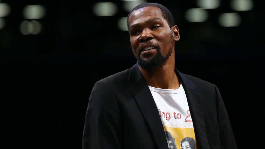 Pebasket Brooklyn Nets, Kevin Durant, dikenai denda ratusan juta oleh NBA setelah mengata-ngatai dengan bahasa cabul ke fans lawan. Copyright: © Mike Stobe/Getty Images