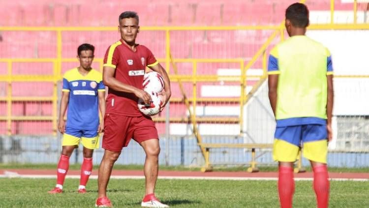 Pelatih Persiraja Banda Aceh, Hendri Susilo, mengaku senang Liga 1 2020 bakal kembali bergulir, setelah sempat dihentikan sementara selama tiga bulan. Copyright: © Media Persiraja
