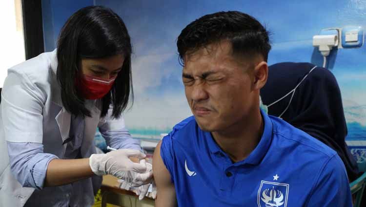 Salah satu pemain PSIS, Alfeandra Dewangga menjalani vaksinasi untuk daya tahan tubuh. Copyright: © Media PSIS