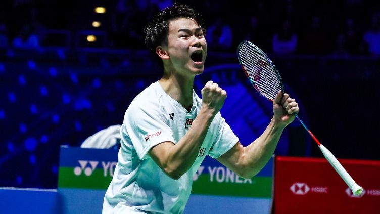 Pebulutangkis Jepang, Yuta Watanabe mengenang momen masa kecilnya di mana ia pernah menjadi pendamping Markis Kido/Hendra Setiawan saat berada di lapangan. Copyright: © VCG/VCG via Getty Images