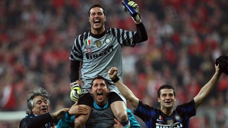 Julio Cesar, kiper legendaris Brasil di balik kesuksesan treble Inter Milan, menjuarai Serie A Italia, Coppa Italia dan Liga Champions. Copyright: © inter.it