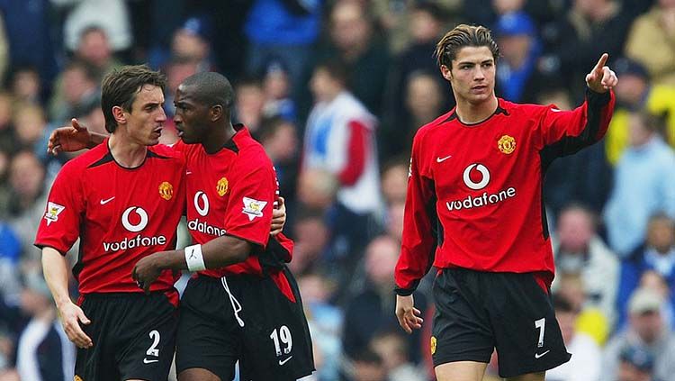 Gary Neville, Eric Djemba-Djemba, dan Cristiano Ronaldo saat masih berseragam Manchester United. Copyright: © Bryn Lennon/Getty Images