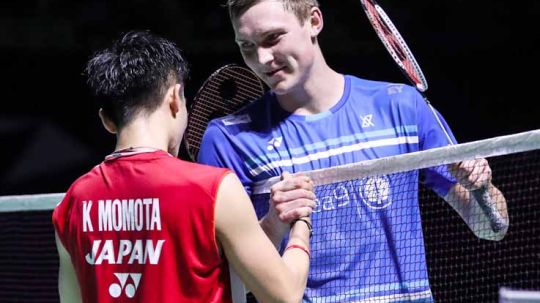 Kento Momota dan Viktor Axelsen di BWF World Tour 2019. Copyright: © Shi Tang/Getty Images
