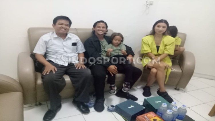 Gelandang Irfan Bachdim dan keluarga saat berada di ruangan Direksi PSS Sleman Hempri Suyatno. Copyright: © Ronald Seger/INDOSPORT