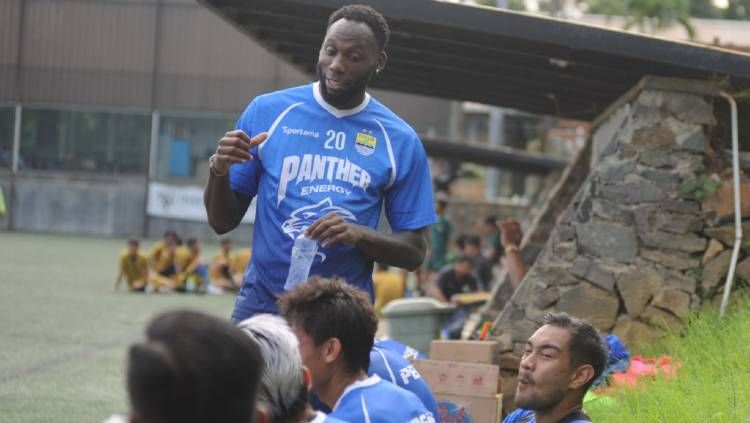Striker tim klub Liga 1 2020 Persib Bandung, Geoffrey Castillion, tetap menjalankan program latihan mandiri untuk menjaga kebugarannya selama libur. Copyright: © Media Officer Persib