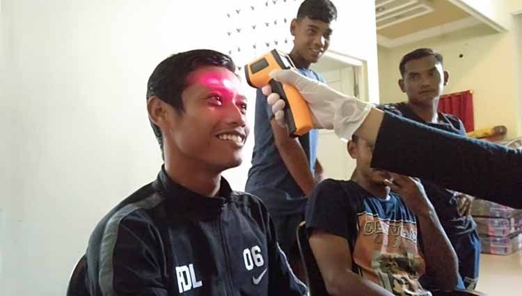 Pemain klub Liga 2, Putra Sinar Giri (PSG) pada Senin (23/3/20) baru saja melakukan tes kesehatan yang diikuti seluruh pemain dan pelatih di tengah wabah virus Corona di Indonesia. Copyright: © Media Officer PSG