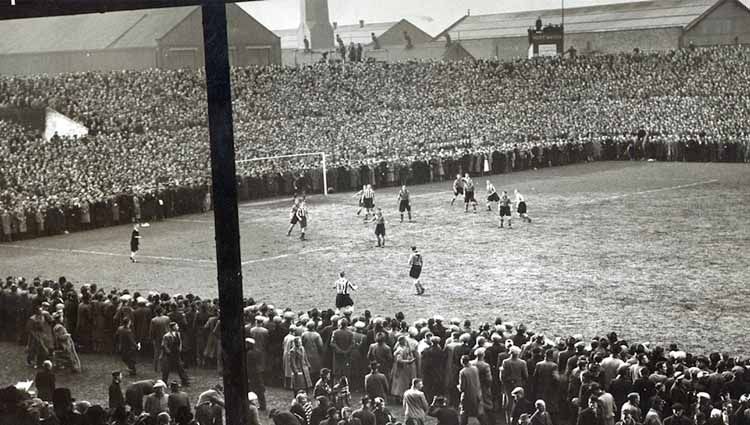 Laga Grimsby Town vs Wolves di Stadion Old Trafford pada semifinal FA Cup 1939. Copyright: © grimsby-townfc.co.uk