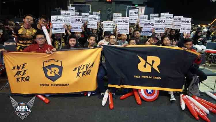 Fans RRQ tetap tak kehilangan akal untuk mendukung tim favoritnya dengan mengusung kreatifitas tinggi di MPL Indonesia season 5. Copyright: © Media Officer RRQ