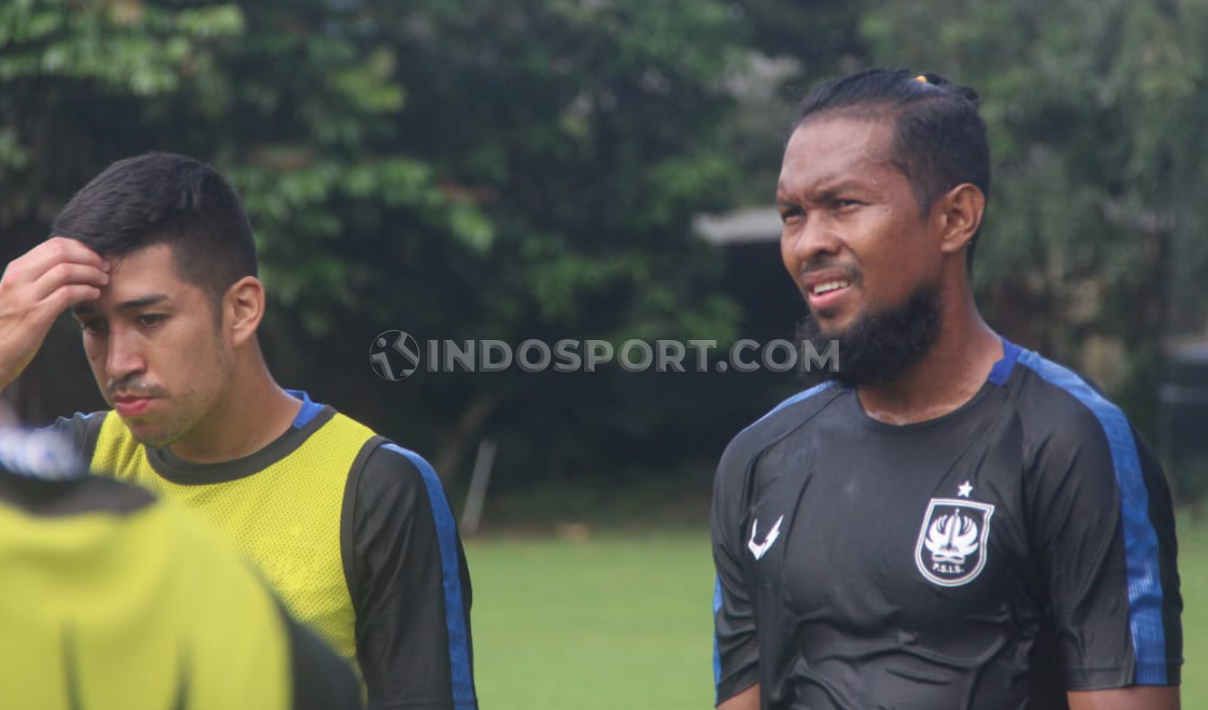 Mantan pemain Kalteng Putra yang saat ini membela PSIS Semarang, Abdul Abanda Rahman (kanan). Copyright: © Alvin Syaptia Pratama