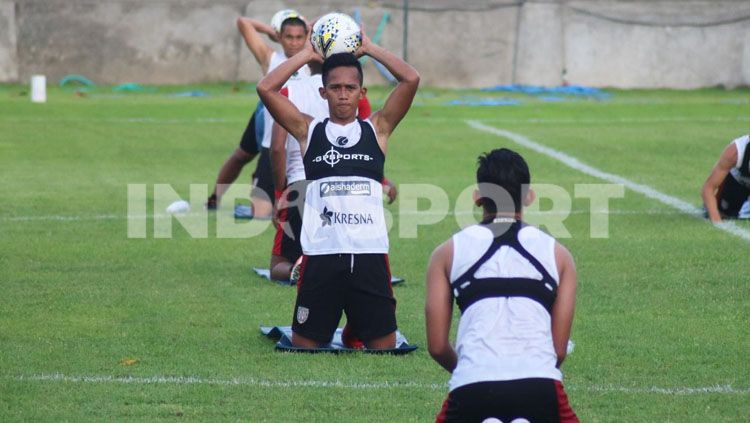 Winger Bali United, M Rahmat (tengah) dalam sesi latihan Bali United. Copyright: © Foto: Nofik Lukman