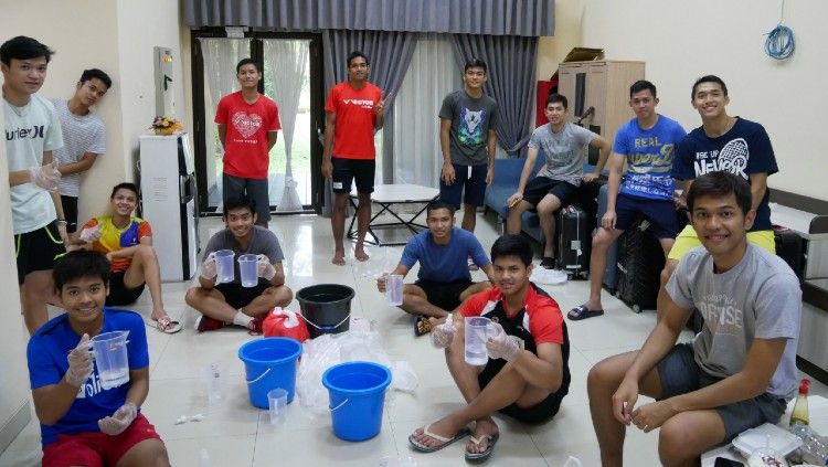 Aksi sosial yang dilakukan oleh para atlet bulutangkis di Pelatnas PBSI, Cipayung untuk melawan virus corona menjadi sorotan media Malaysia. Copyright: © Humas PBSI