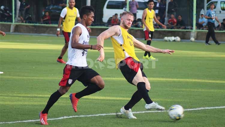 Melvin Platje (kanan) kembali bergabung dalam sesi latihan Bali United setelah empat bulan dipinjamkan ke De Graafschap. Copyright: © Nofik Lukman Hakim/INDOSPORT