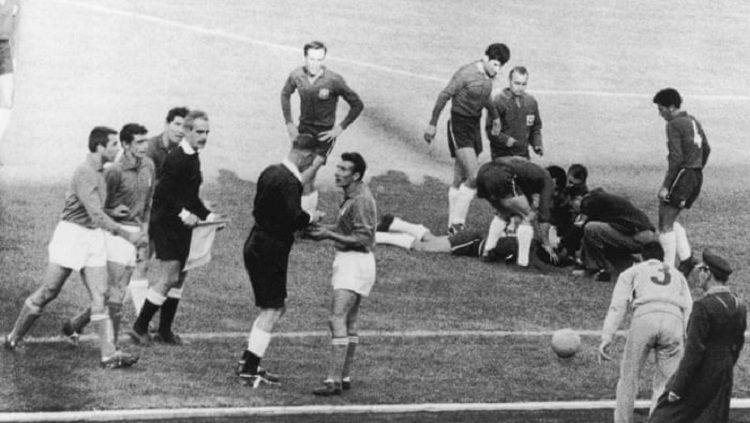 Battle of Santiago pada Piala Dunia 1962 di Chile jadi salah satu laga bersejarah dalam gelaran turnamen empat tahunan tersebut Copyright: © The Guardian