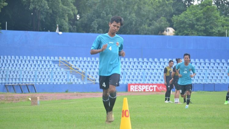 Gelandang Sriwijaya FC, Alvin, melakukan pemanasan ketika timnya belum libur. Copyright: © Muhammad Effendi/INDOSPORT