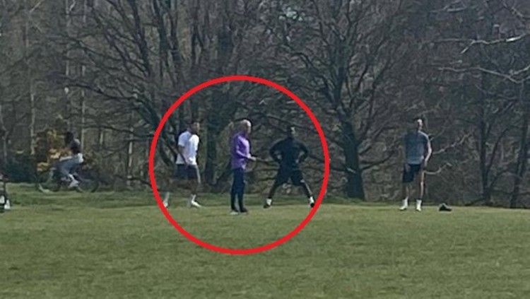 Jose Mourinho bersama beberapa pemain Tottenham Hostpur berlatih di taman saat pendemi virus corona. Copyright: © https://twitter.com/indykaila