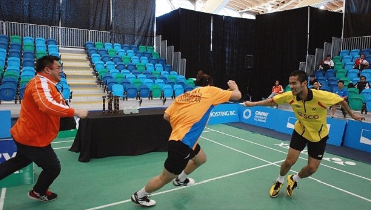 Ganda putra Thailand Bodin Issara (oren) terlibat baku hantam dengan rekan senegaranya Maneepong Jongjit (kuning) di final Kanada Open 2013. Copyright: © William Luk/taiyangbao.ca/Vancouver Sun