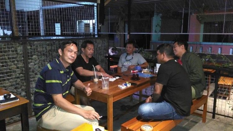 Kahudi Wahyu (paling kiri) bersama pelatih Persebaya Surabaya, Aji Santoso dan sejumlah rekan di kedai miliknya Copyright: &copy; Dok Pribadi
