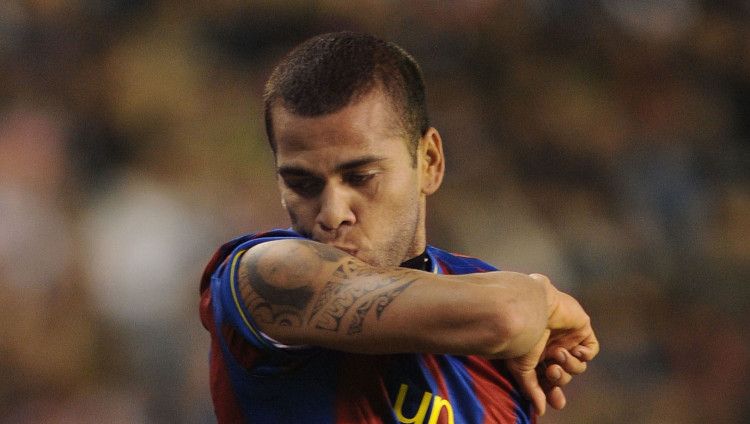 Mantan pemain Barcelona Dani Alves punya tato Yesus di bahu kanan. Copyright: © Denis Doyle/Getty Images