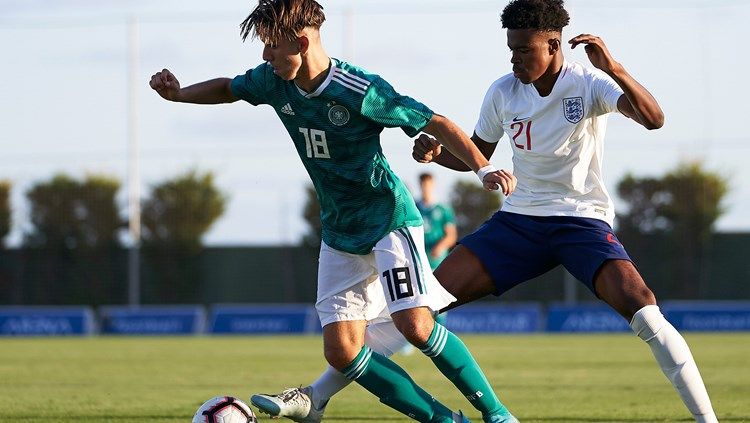 Carney Chukwuemeka (kanan), Gelandang muda Aston Villa berusia 16 tahun yang diincar Manchester United saat membela Timnas Inggris U-16. Copyright: © Getty Images