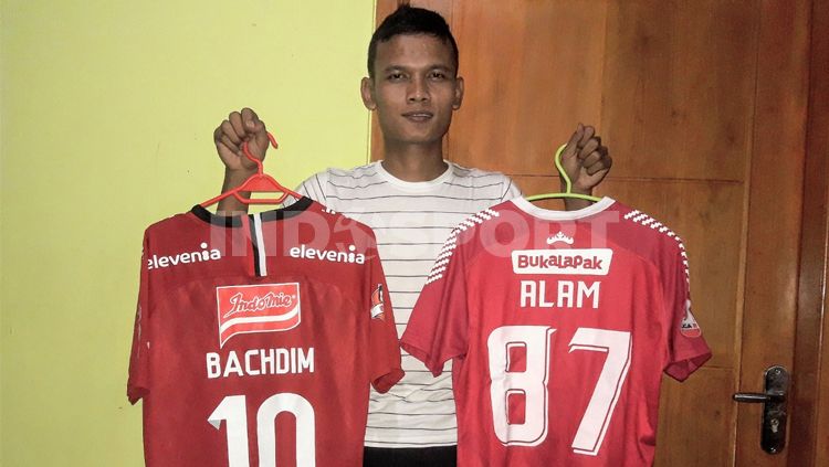 Bek Badak Lampung Ikhfanul Alam menunjukkan dua Jersey yang dilelang Copyright: © Ian Setiawan/INDOSPORT