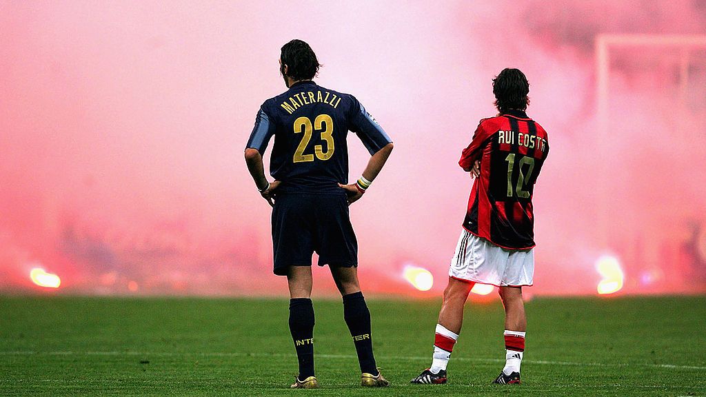 On this day atau tepat hari ini di mana terjadi asap yang membumbung tinggi ke udara dalam derby Milan dan sukses menciptakan karya nan melegenda di ranah sepak bola. Copyright: © Mike Hewitt/Getty Images