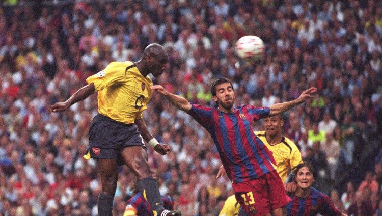 Momen Sol Campbell (kiri) mencetak gol pada laga Barcelona vs Arsenal di final Liga Champions 2005-06. Copyright: © Stuart MacFarlane/Arsenal FC via Getty Images