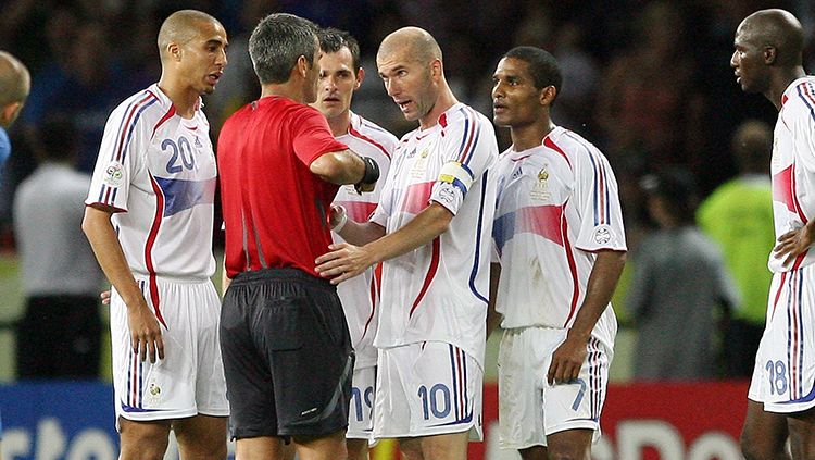 Zinedine Zidane bersitegang dengan wasit usai terlibat insiden dengan bek Italia, Marco Materazzi pada final Piala Dunia 2006. Copyright: © Getty Images