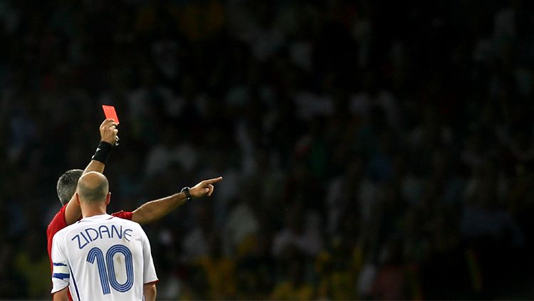 Zinedine Zidane mendapatkan kartu merah pada final Piala Dunia 2006 usai menanduk dada bek Italia, Marco Materazzi. Copyright: © Getty Images
