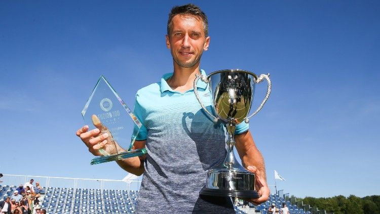Sergiy Stakhovsky juara Fuzion 100 Ikley Trophy 2018. Copyright: © Barrington Coombs/Getty Images for LTA