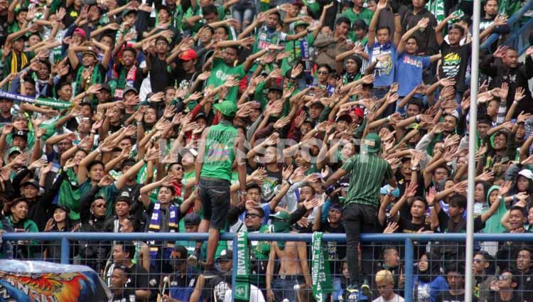Suporter Persebaya Surabaya, Green Nord 27, pada tahun 2020 ini tidak bisa merayakan ulang tahun klub kebanggaan mereka. Copyright: © Ronald Seger Prabowo/INDOSPORT