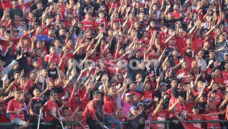 Suporter Persis Solo dan PSIS Semarang ini bersilaturahmi jelang Derbi Jawa Tengah di Stadion Manahan Solo, Sabtu (03/09/22) sore. Copyright: © Ronald Seger Prabowo/INDOSPORT