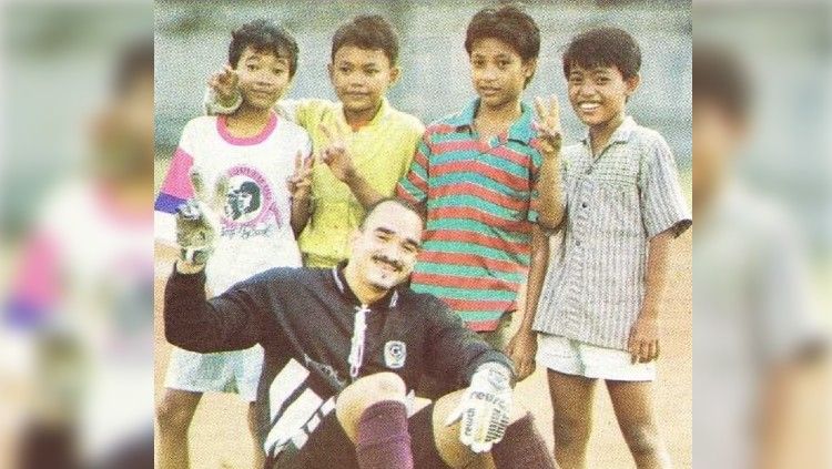 Darryl Sinerine adalah kiper asing pertama yang hadir di Liga Indonesia dan bisa langsung menghadirkan sukses untuk klubnya Petrokimia Putra. Copyright: © Tabloid Bola
