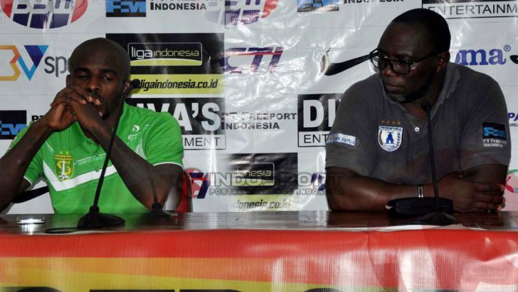 Greg Nwokolo dan Jacksen F Tiago saat sesi jumpa pers usai pertandingan ketika itu. Copyright: © Indosport