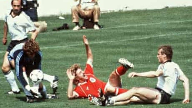 Disgrace of Gijon, Skandal Jerman Barat yang Menistakan Aljazair di Piala Dunia 1982. Pada ajang yang sama, Toni Schumacher juga melakukan aksi tak terpuji. Copyright: © The Guardian