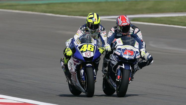 Valentino Rossi dan Tony Elias di MotoGP 2007. Copyright: © Peter J Fox/Getty Images