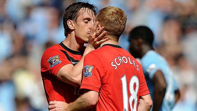 Gary Neville dan Paul Scholes pernah mengegerkan Liga Inggris ketika berciuman bibir di tengah laga. Copyright: © Laurence Griffiths/Getty Images