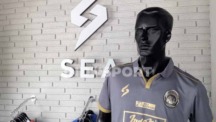 Manajer Arema FC Store, Tjiptadi Purnomo sudah mengirimkan ultimatum penting kepada sejumlah penjual marchandise klub berkualitas KW. Copyright: © Ian Setiawan/INDOSPORT